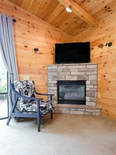 Farmhouse Suites by Amish Country Lodging thumb 3
