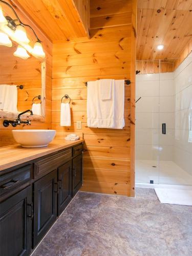 Farmhouse Suites by Amish Country Lodging in Millersburg, USA