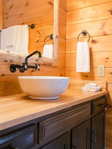 Farmhouse Suites by Amish Country Lodging - image 2