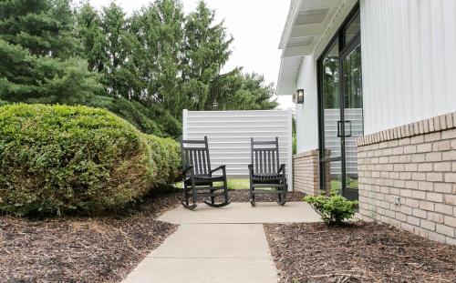 Farmhouse Suites by Amish Country Lodging detail