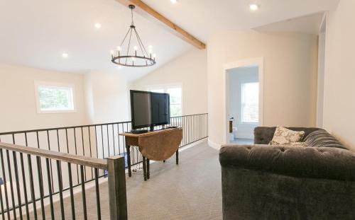 Farmhouse Suites by Amish Country Lodging - image 8