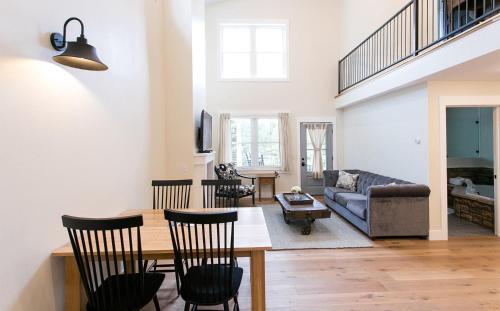 Farmhouse Suites by Amish Country Lodging - image 10