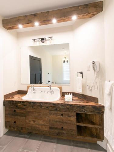Farmhouse Suites by Amish Country Lodging - image 12