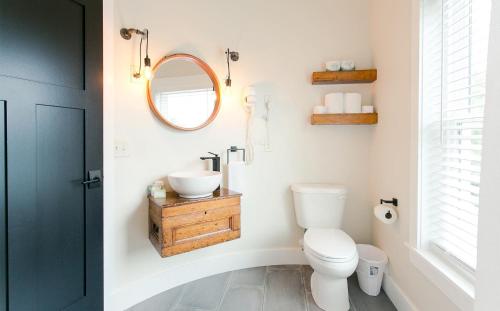 Farmhouse Suites by Amish Country Lodging - image 9