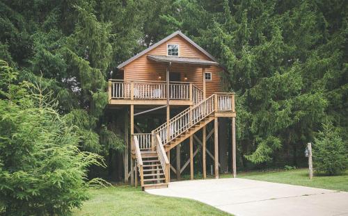 Lofty Willows Treehouse by Amish Country Lodging