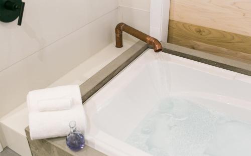 Farmhouse Suites by Amish Country Lodging - image 13