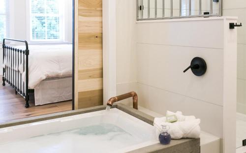 Farmhouse Suites by Amish Country Lodging - image 4