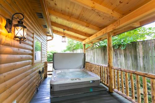 Sugar Maple Cabin by Amish Country Lodging in Berlin, USA