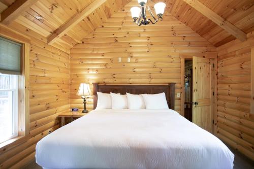 Sugar Maple Cabin by Amish Country Lodging in Berlin, USA