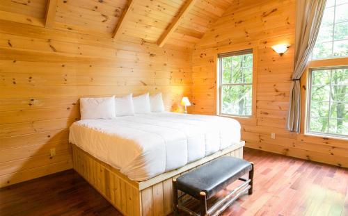 Wild Cherry Treehouse by Amish Country Lodging in Millersburg, USA