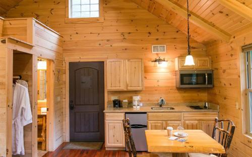Whispering Pines Treehouse by Amish Country Lodging in Millersburg, USA