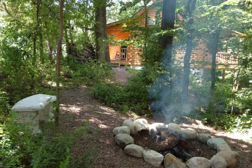 Wild Rose Cabin by Amish Country Lodging thumb 3