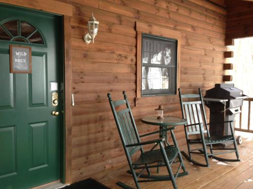 Wild Rose Cabin by Amish Country Lodging