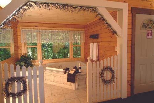 Wild Rose Cabin by Amish Country Lodging