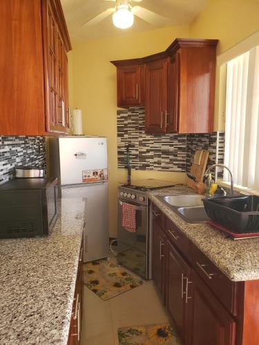 Irie HideAway - Private Studio in Gated Community --Caribbean Estates, Portmore