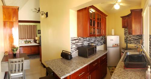 Irie HideAway - Private Studio in Gated Community --Caribbean Estates, Portmore