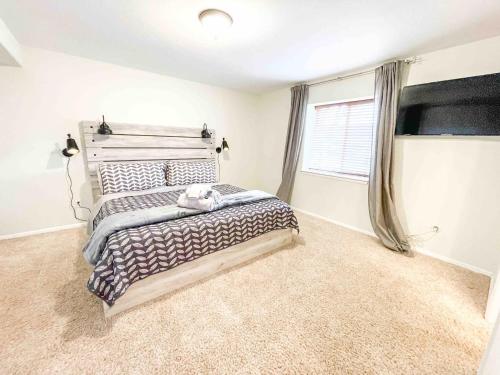 2 Master Suites! Pet Friendly With MTN Views in Palmer Lake, USA
