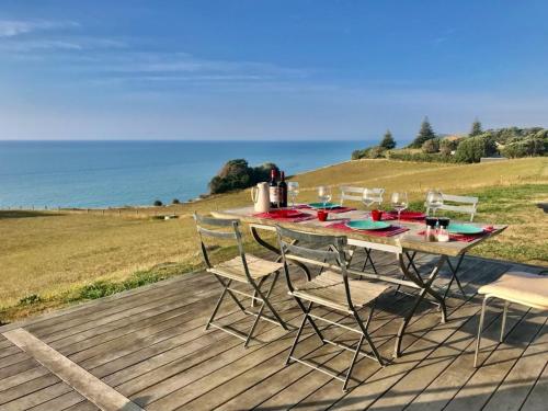 180° seaviews, superior coastal cottage