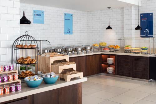 Food and beverages, Holiday Inn Express Dubai, Jumeirah By IHG near Slab - La Mer