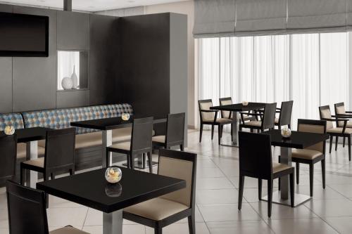 Restaurant, Holiday Inn Express Dubai, Jumeirah By IHG near Slab - La Mer