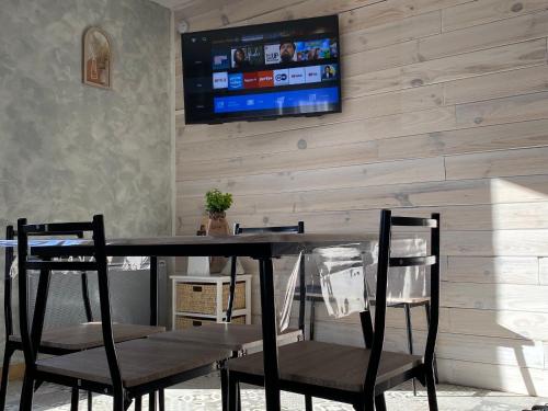 Jagatud salong / TV-ala, Embrun - Appartement 4/6 personnes avec extérieurs (Embrun - Appartement 4/6 personnes avec exterieurs) in Embrun