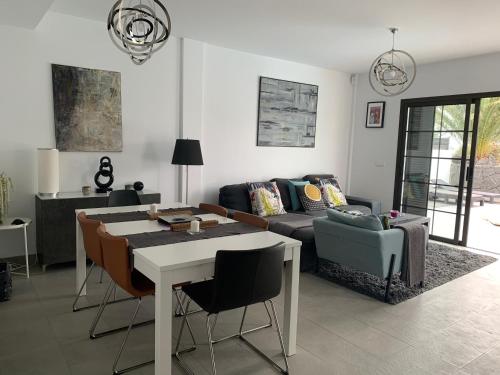 Modern villa with sea views 3