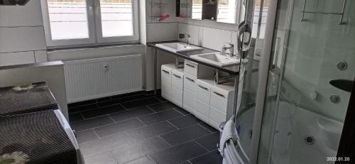 Bathroom, Apartment O2 - Gehobene 4-Zimmer Wohnung 145qm fur 1-5 Personen 2x DZ 1x SC in Grafenwöhr