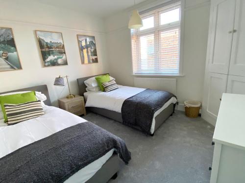 Coastal Breeze - Beautiful two bedroom apartment with free parking near local beaches