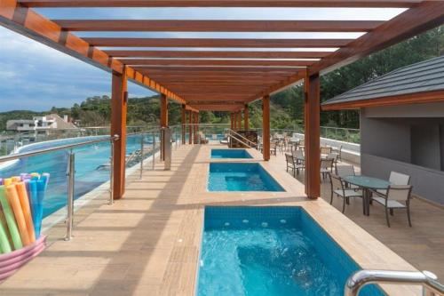 Swimming pool, GOLDEN GRAMADO RESORT LAGHETTO in Gramado