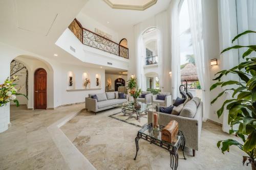Lagoon & Beach Steps Away 5-bdrm Villa Elegancia