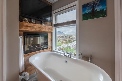 Above the Beach Guest Suites - Accommodation - Penticton