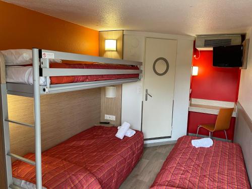 3 twin beds