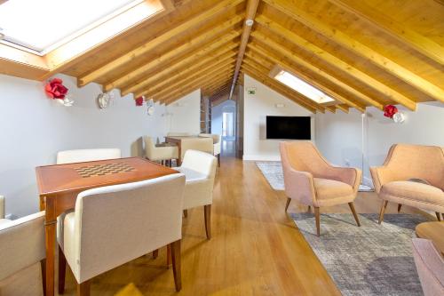 ห้องส่วนกลางสำหรับนั่งเล่น/ดูทีวี, Villa Bela Vista in เซา มาร์ติงโย