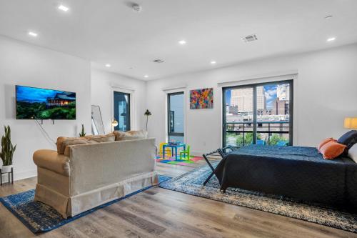 NEW! Vibrant Large Studio Dwntwn 18 Mins to NYC in Newark, USA