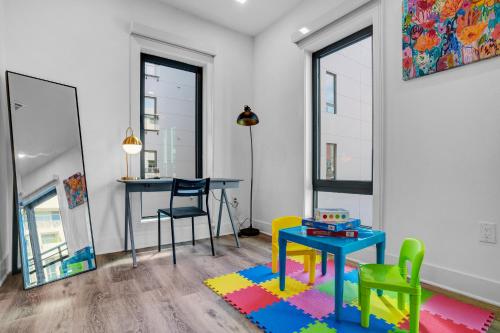 NEW! Vibrant Large Studio Dwntwn 18 Mins to NYC in Newark, USA
