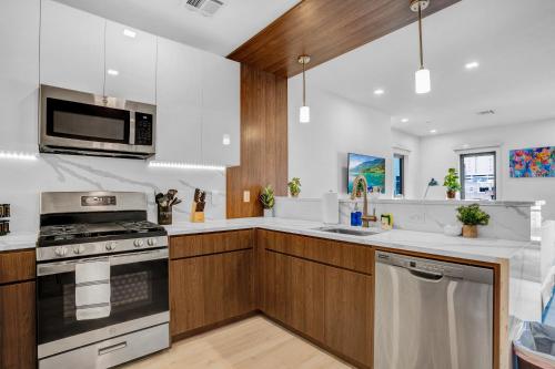 NEW! Vibrant Large Studio Dwntwn 18 Mins to NYC in Newark, USA