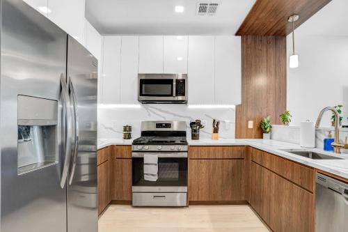 NEW! Vibrant Large Studio Dwntwn 18 Mins to NYC in Newark, USA