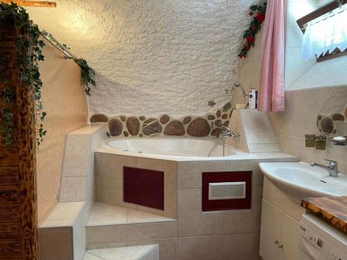 Fürdőszoba, Casa Job - Gasthaus - Sauna, Whirlpool - Trun in Trun