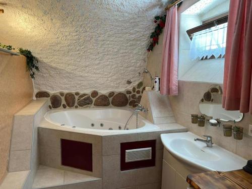 Fürdőszoba, Casa Job - Gasthaus - Sauna, Whirlpool - Trun in Trun