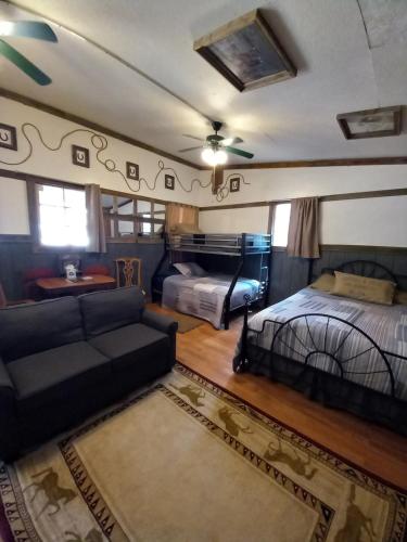 B&B Canton - Old Western Bunk House Sleeps 9 - Trail's End Corral - Bed and Breakfast Canton