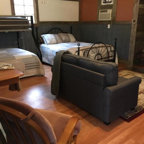 Acorn Hideaways Canton Old West Bunkhouse for 9 - Trails End Corral in Canton, USA