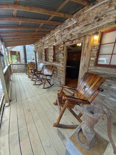 Acorn Hideaways Canton Old West Bunkhouse for 9 - Trails End Corral in Canton, USA