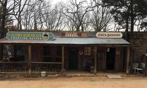 Acorn Hideaways Canton Old West Bunkhouse for 9 - Trails End Corral in Canton, USA