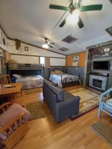 Acorn Hideaways Canton Old West Bunkhouse for 9 - Trails End Corral in Canton, USA