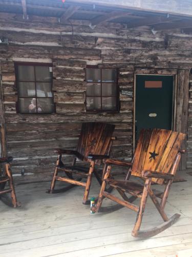 Acorn Hideaways Canton Old West Bunkhouse for 9 - Trails End Corral in Canton, USA