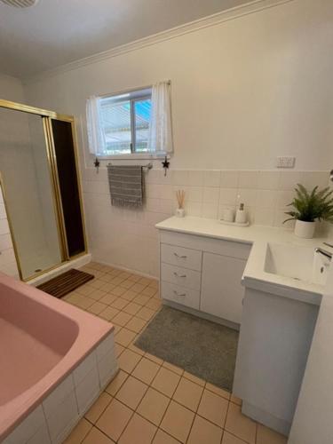 Pet Friendly Cottage in Torquay - Hervey Bay 430m or 5 min walk to dog friendly Shelly Beach