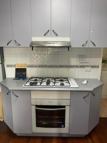 Pet Friendly Cottage in Torquay - Hervey Bay 430m or 5 min walk to dog friendly Shelly Beach