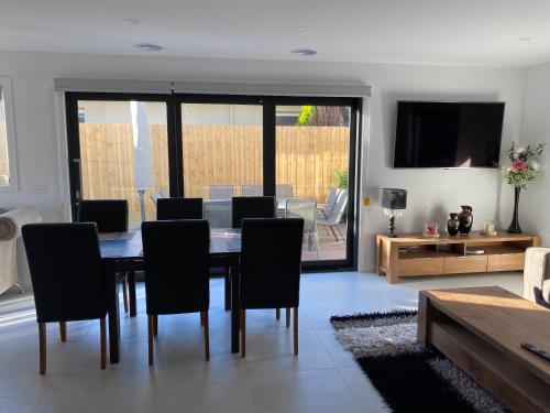 Beautiful New Holiday Place 5 Mins To Beach With Gym, Kitchen And Office Nook