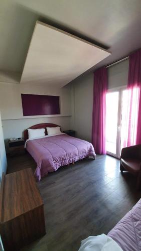 1 queen bed, 1 twin bed