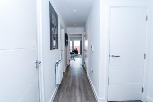 LOVELY 2 BED APARTMENT WITH PARKING 2